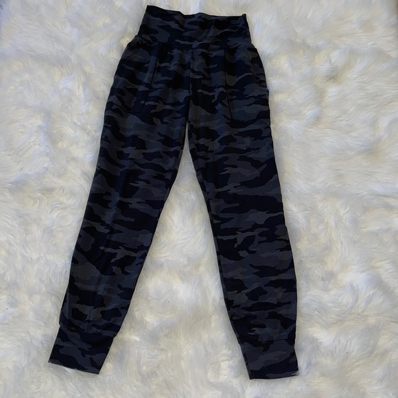 Athleta Salutation Jogger Camo - Picture 6 of 6